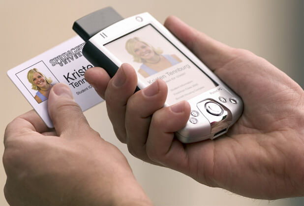 Plastikkarten und Ausweise per Smartphone scannen